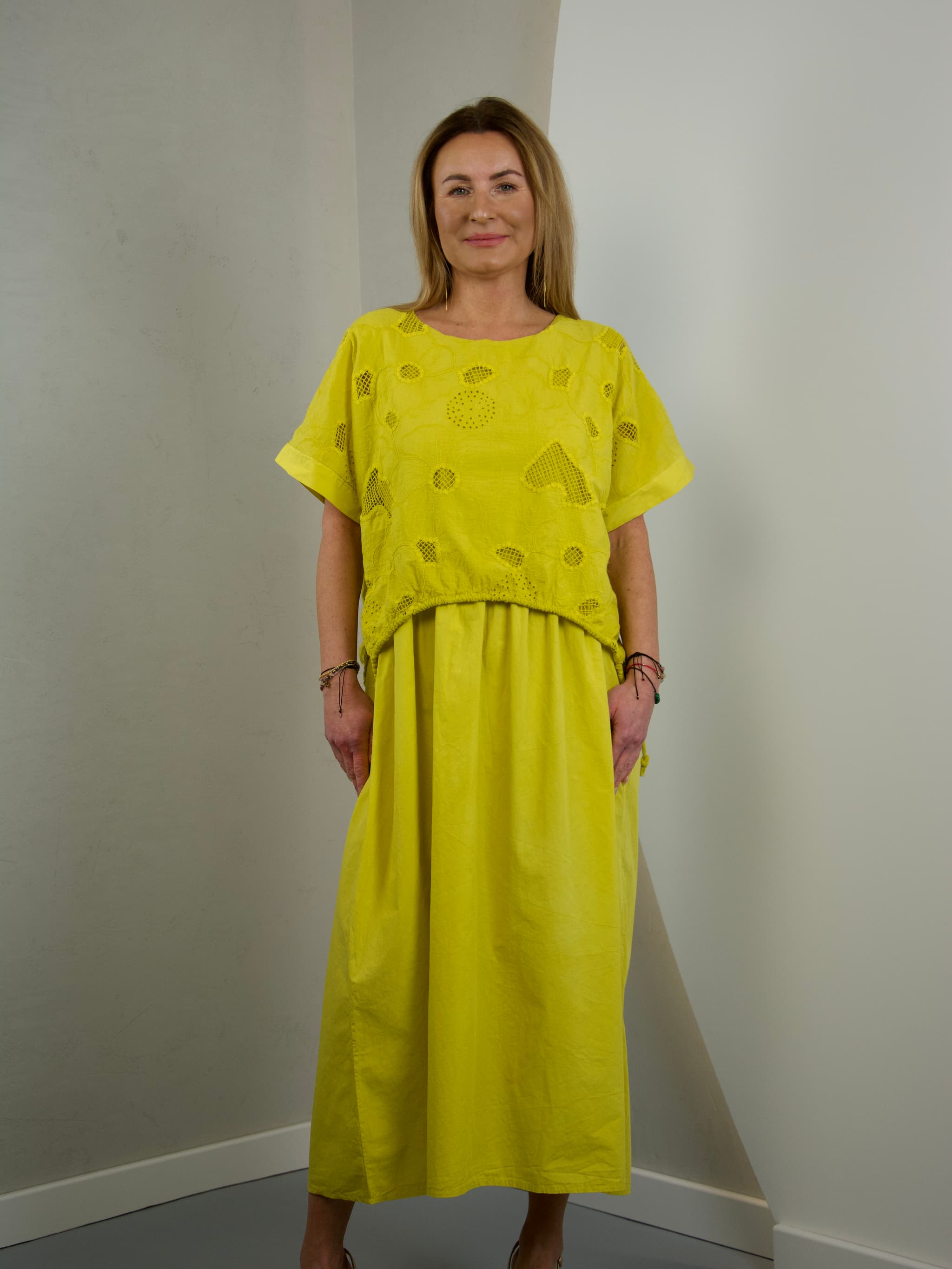 Dress with sewn-in flowers