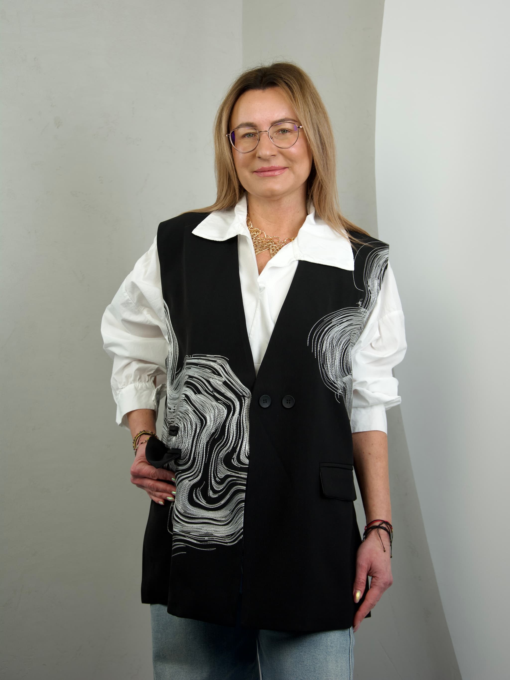 Vest with threads