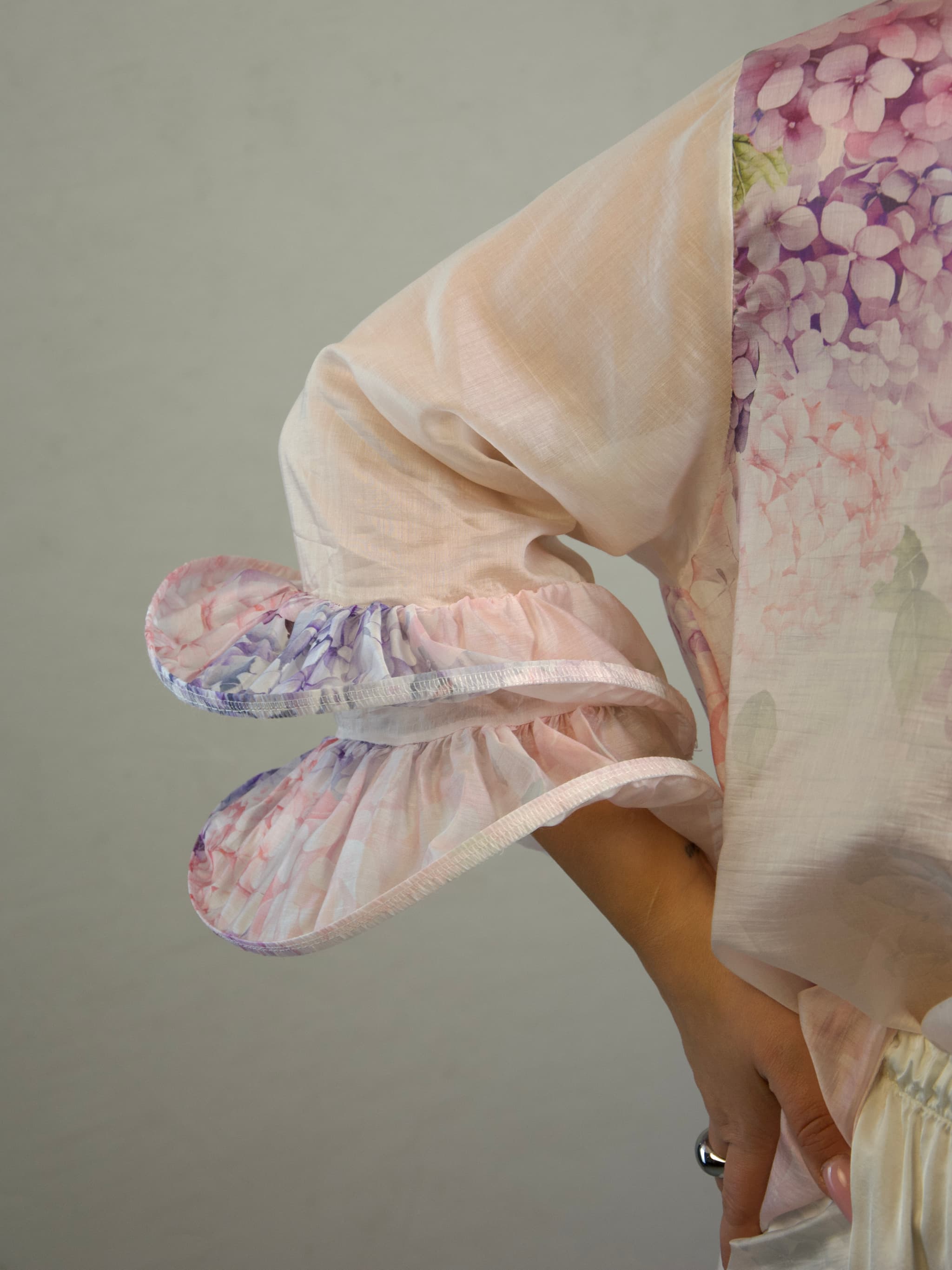 Mist shirt with puffed sleeves