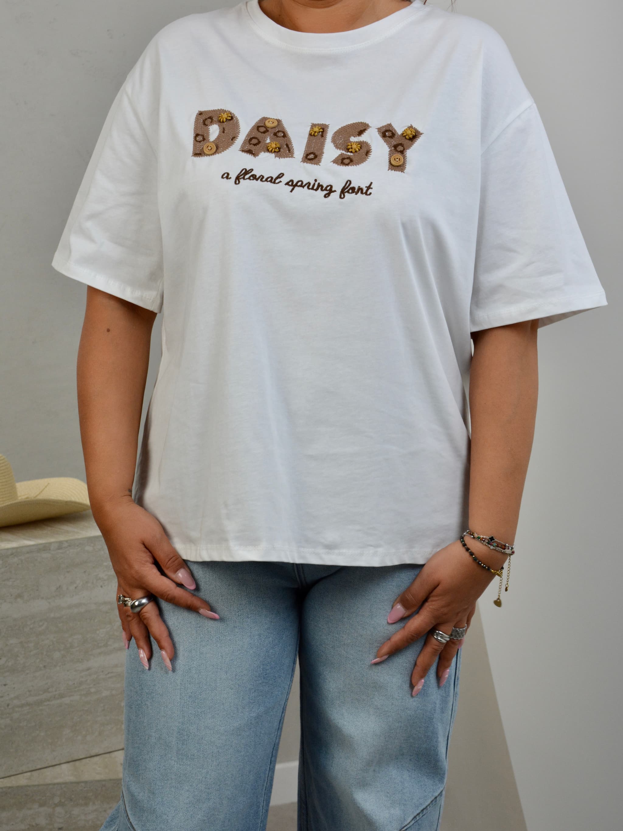 T-shirt ze sznureczkowym napisem DAISY