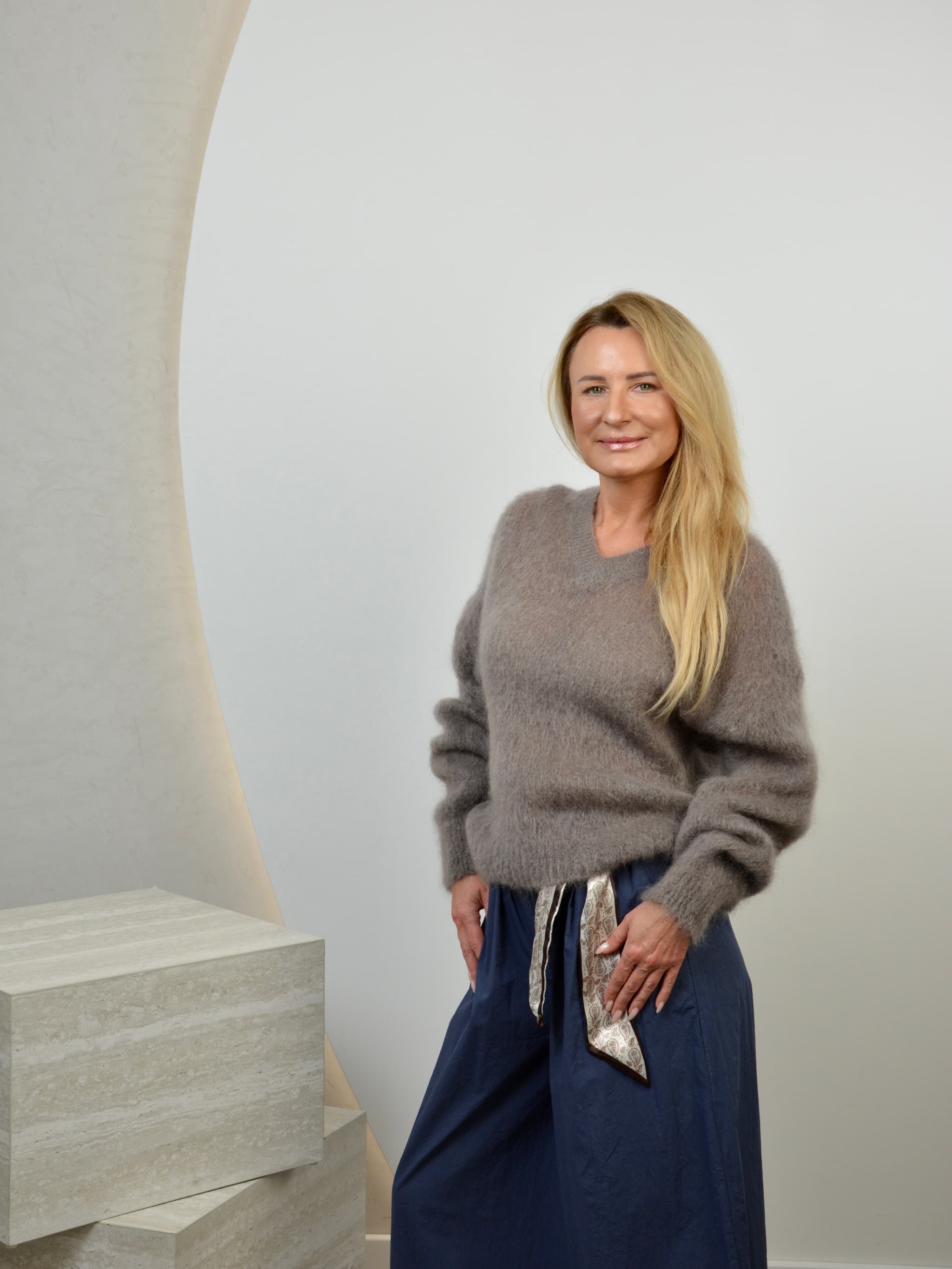 Sweter w serek 80% kid moher