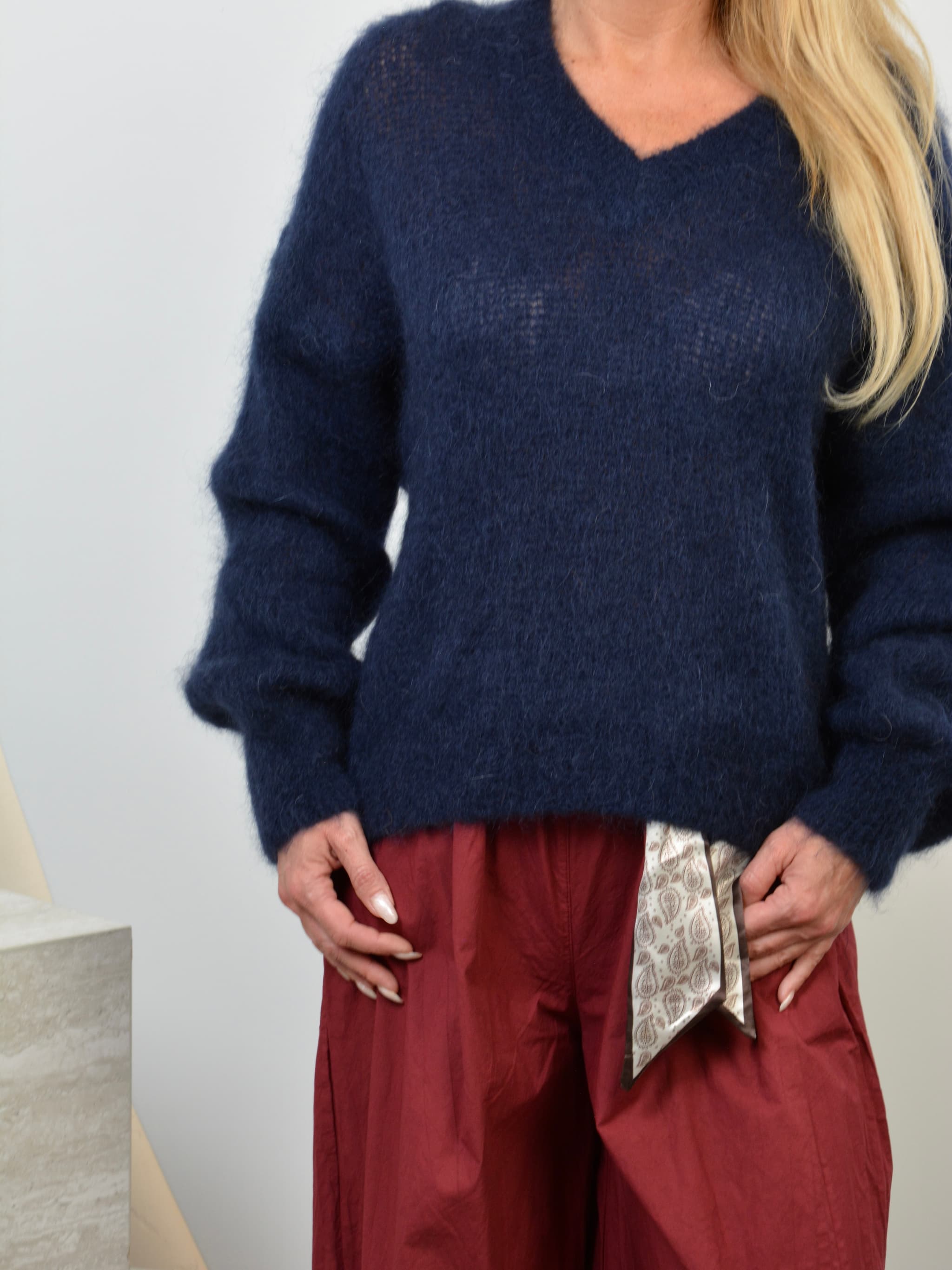 Sweter w serek 80% kid moher